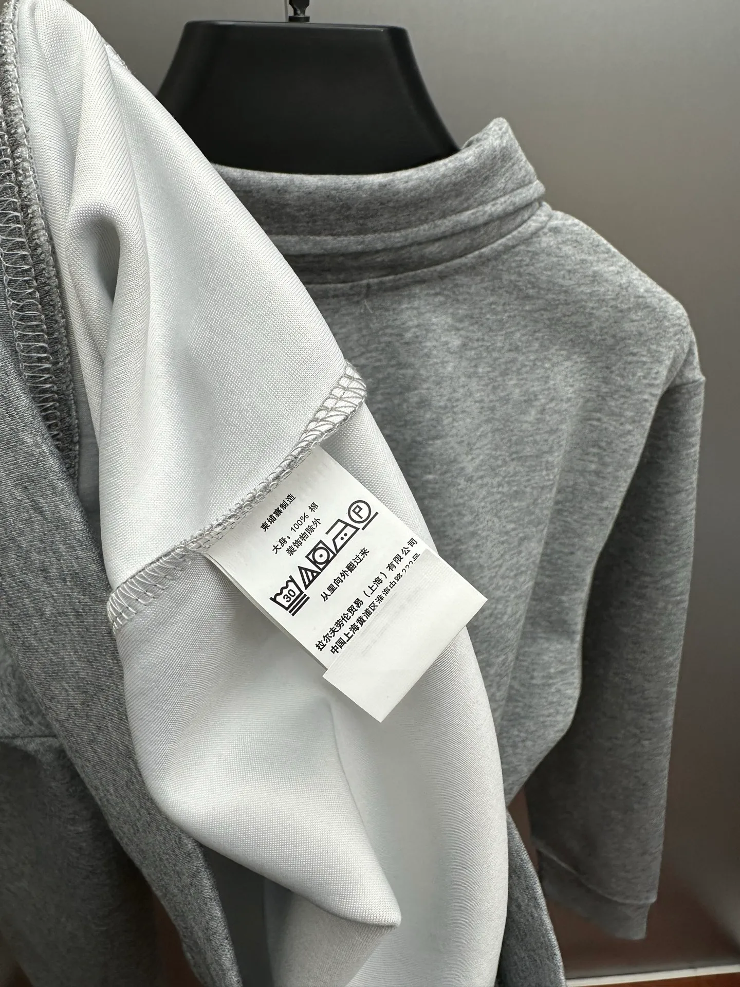 P260 💰Ralph Lauren/Ralph Lauren 2025 new lapel sweatshirt, classic pony logo embroidered Polo shirt, simple and versatile ~ super delicate and soft, close to the body without being tied. Perfectly reflects the brand's sense of superiority. The fabric is full of three-dimensionality, the loose fit is standard, comfortable to stretch, unrestricted in movement, and highly practical to wear. Classic and simple style, with pony embroidery pattern on the chest, imported machines, three-dimensional and full. Original Polo milk white buttons, taking into account warmth and cool lines. Whether worn alone or layered, you can create different styles of fashion with just one piece. The workmanship is exquisite and shipped from a major foreign trade factory. It is all done by master craftsmen with many years of experience. Everything is of high standards and requirements. All fabrics and accessories are original custom-made and of high quality. It perfectly embodies the brand's sense of superiority, is highly wearable, and is high-end and classy. Versatile and versatile!  Color: black, white, gray, brown, navy size: S M L XL